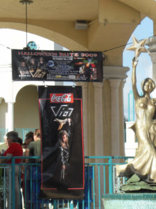 Tom McDyne Vio7 banners at a concert in Florida